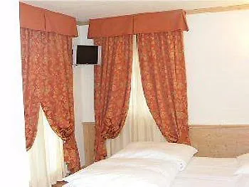 Hotel Arisch 4*