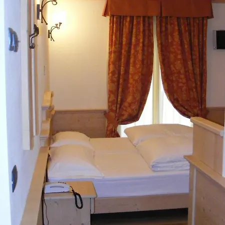 Hotel Arisch 4*