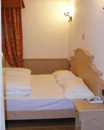 Arisch Hotel 4*